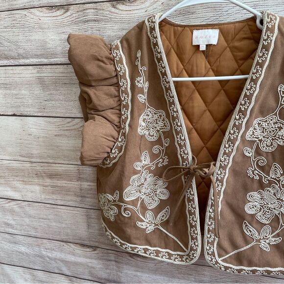 ENTRO CAMEL‎ EMBROIDERED RUFFLE SLEEVE CROP VEST - Picture 5 of 9